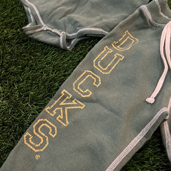 Vintage Style Infant Oregon Ducks Set - Bodysuit and Sweatpants - Picture 3 of 5